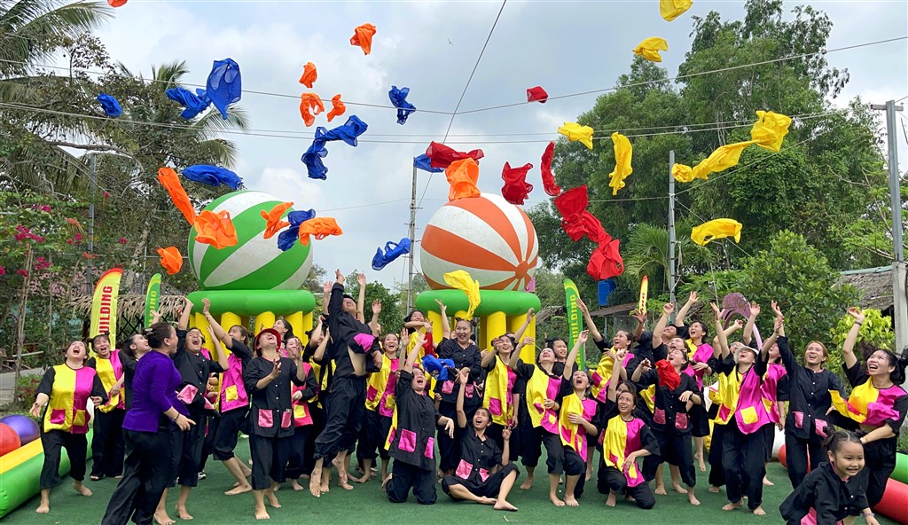 Team-Building-Gan-ket-de-buc-pha-mekonglifetour-7